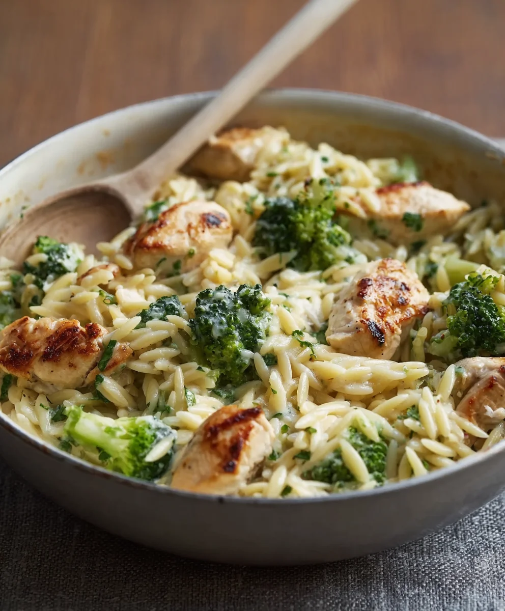 Cremiges Käse-Hähnchen-Brokkoli-Orzo: 30-Minuten-Pfanne